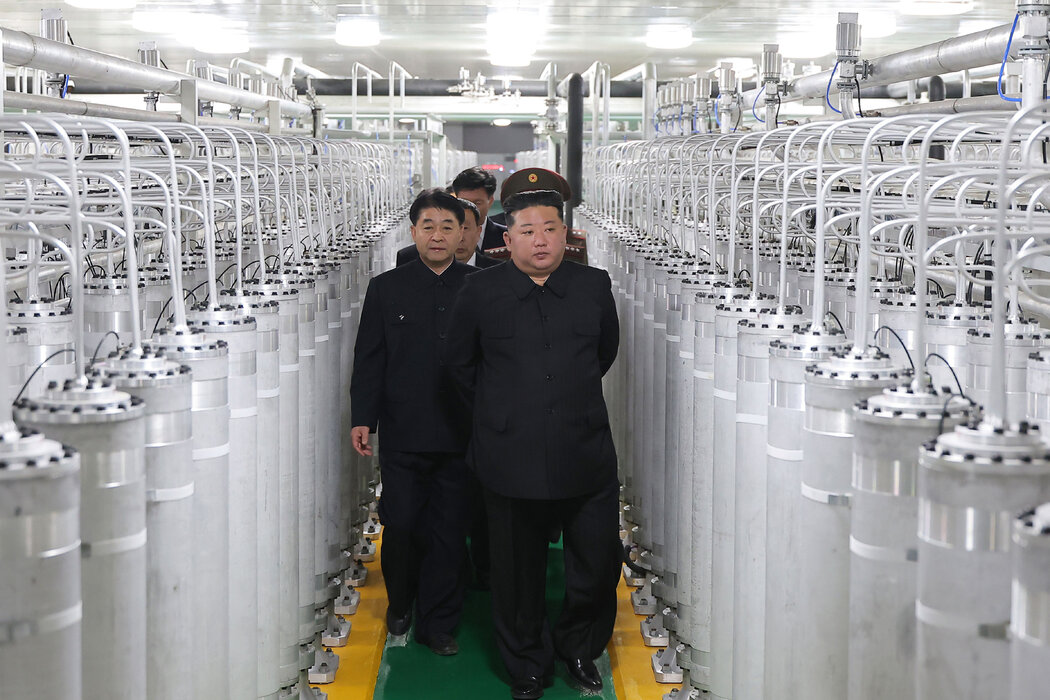 根據朝鮮官方媒體發布的一張照片，金正恩週三參觀了一座生產核彈燃料的新設施。金正恩將核計劃視為抵禦美國入侵的盾牌。