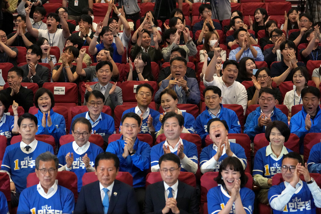 週三，聚集在首爾國會大廈的共同民主黨黨員和議員們，在出口民調預測該黨將在地方選舉中取得壓倒性勝利後歡呼雀躍。