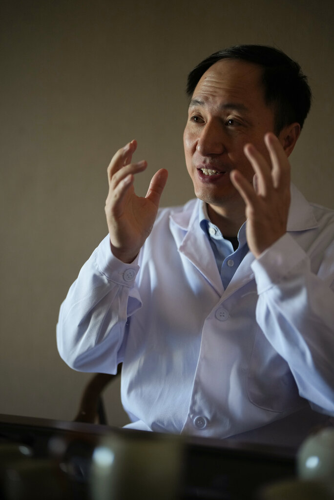 賀建奎去年秋天在北京的家中。此前，他因製造了基因編輯嬰兒入獄服刑三年。