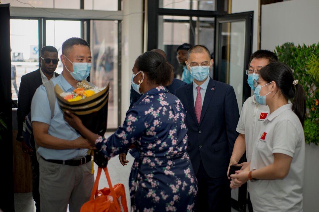 中國醫療隊成員於週二抵達剛果民主共和國首都金沙薩，照片由官方媒體發布。