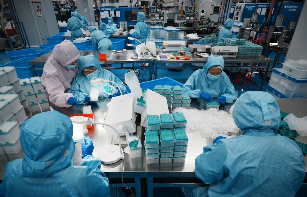 今年4月，中國浙江省杭州市浙江友萊生物科技有限公司的車間內，技術人員正在生產基因檢測所需的組件。