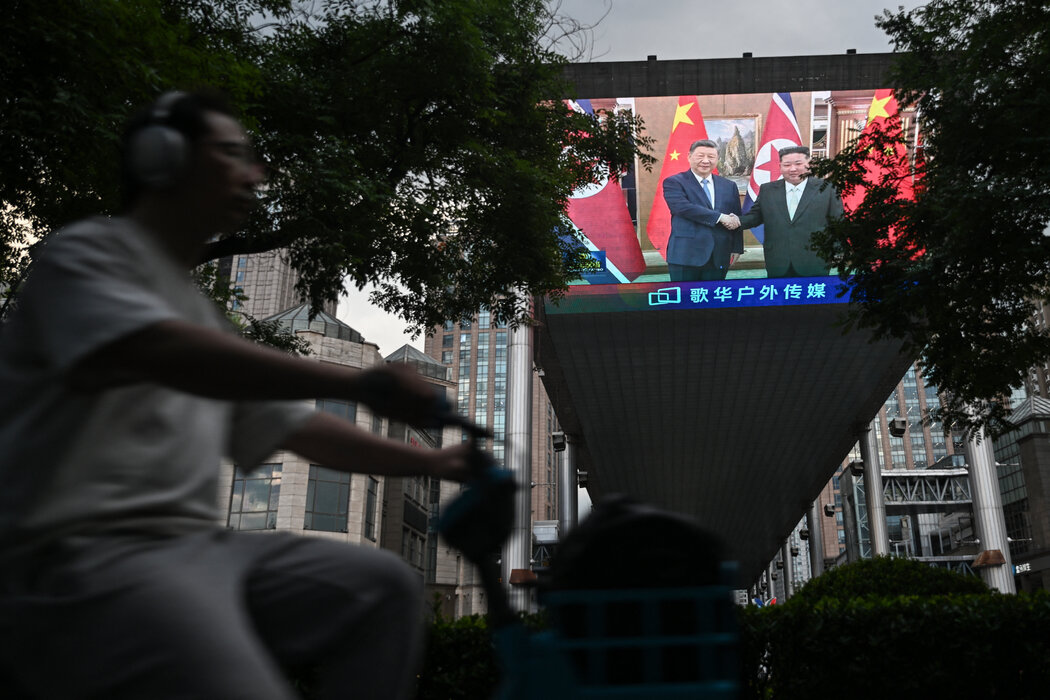 週一，北京的一塊巨型螢幕播放了中國國家主席習近平與朝鮮領導人金正恩在朝鮮會晤的新聞畫面。