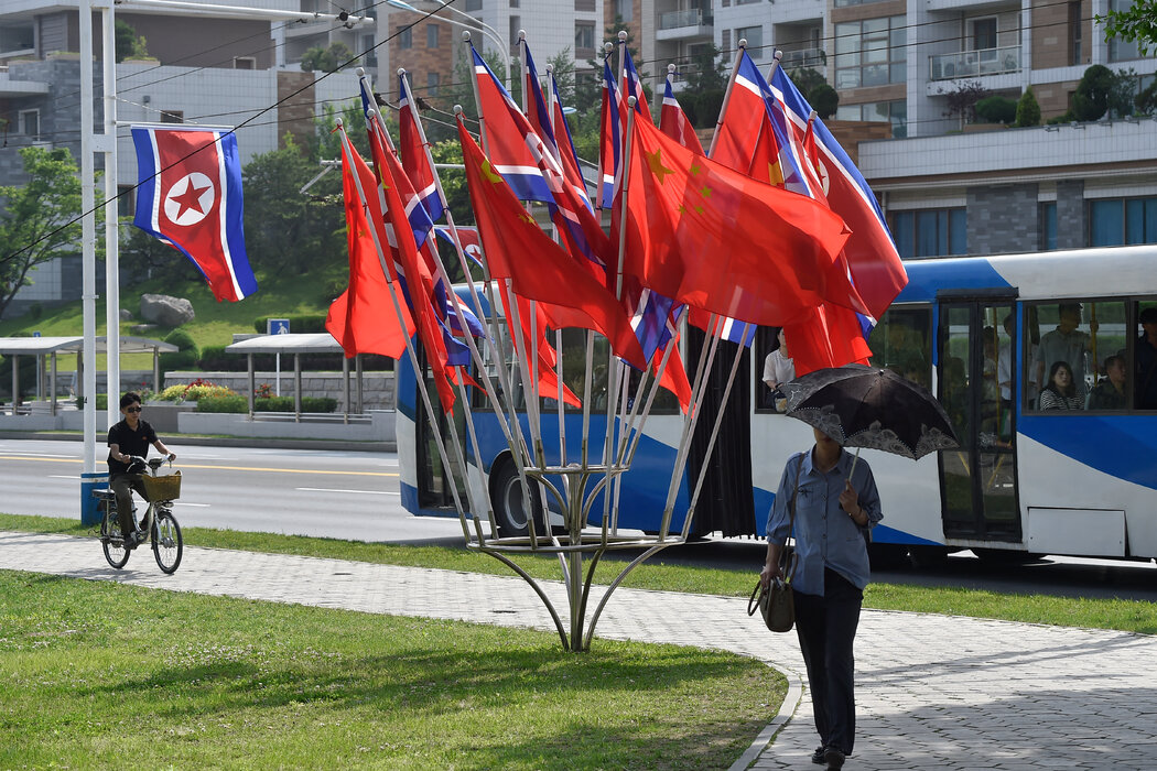 週一，平壤的一條街道上懸掛著朝鮮和中國的國旗。