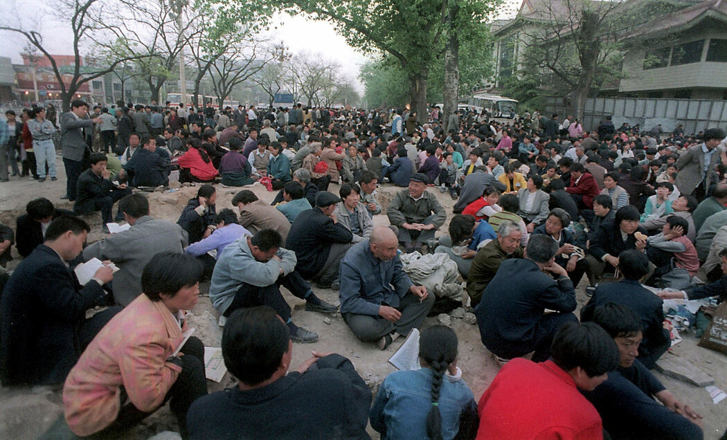 1999年，法輪功成員在北京中南海外舉行靜坐抗議。