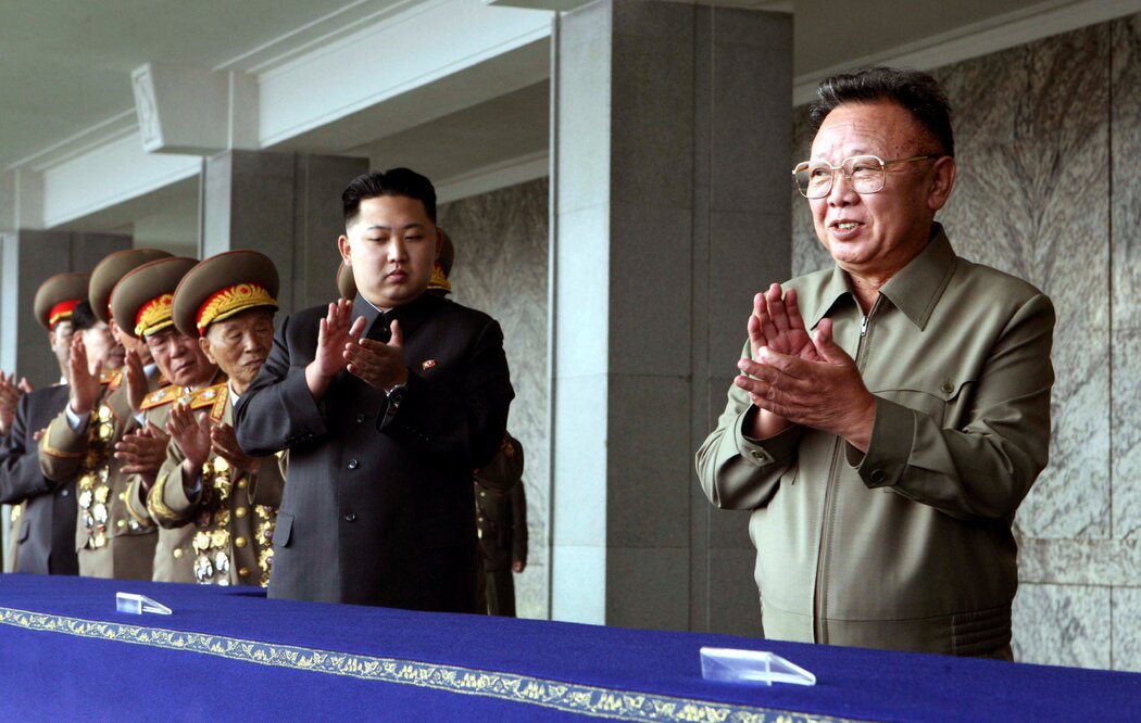 2010年，金正恩與其父、時任朝鮮最高領導人金正日在平壤。目前沒有金正恩與爺爺、朝鮮建國者金日成的已知合影照片。
