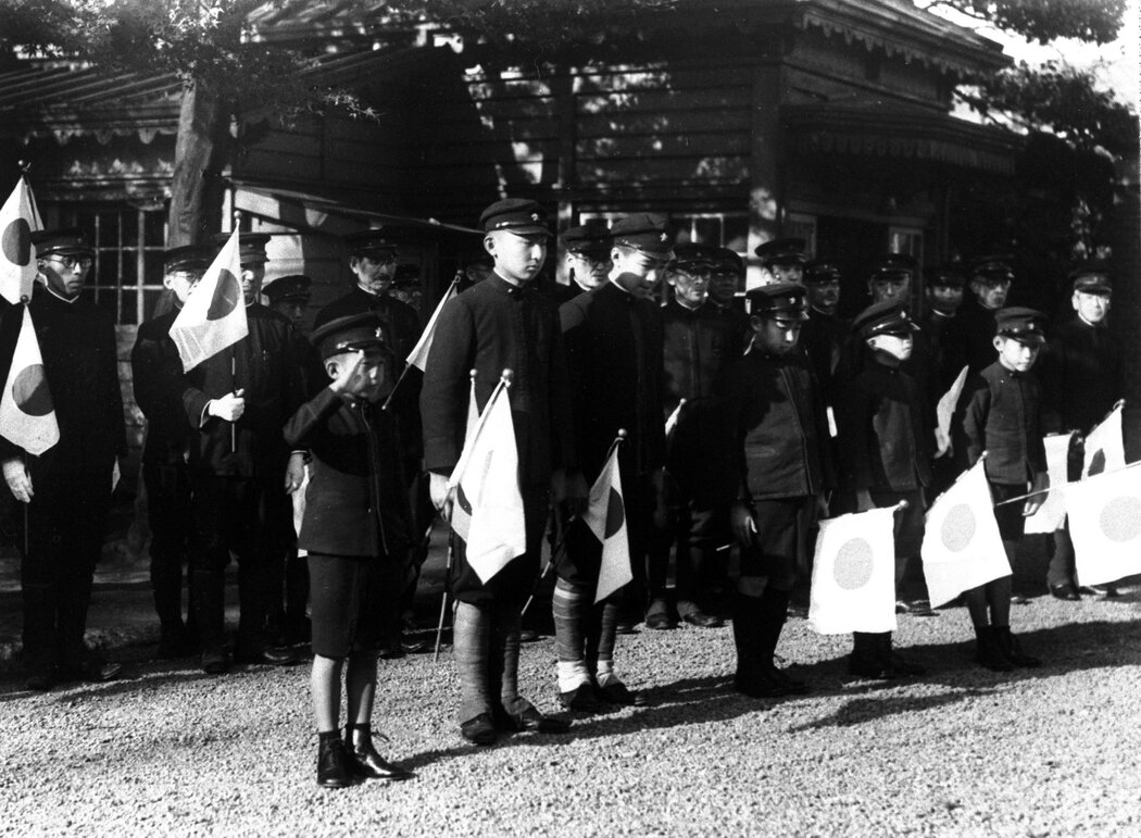 1943年,明仁親王(左)等親王在東京為士兵送行。