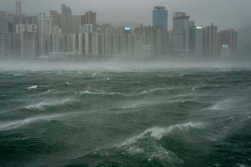 去年颱風「韋帕」在香港維多利亞港掀起的海浪。