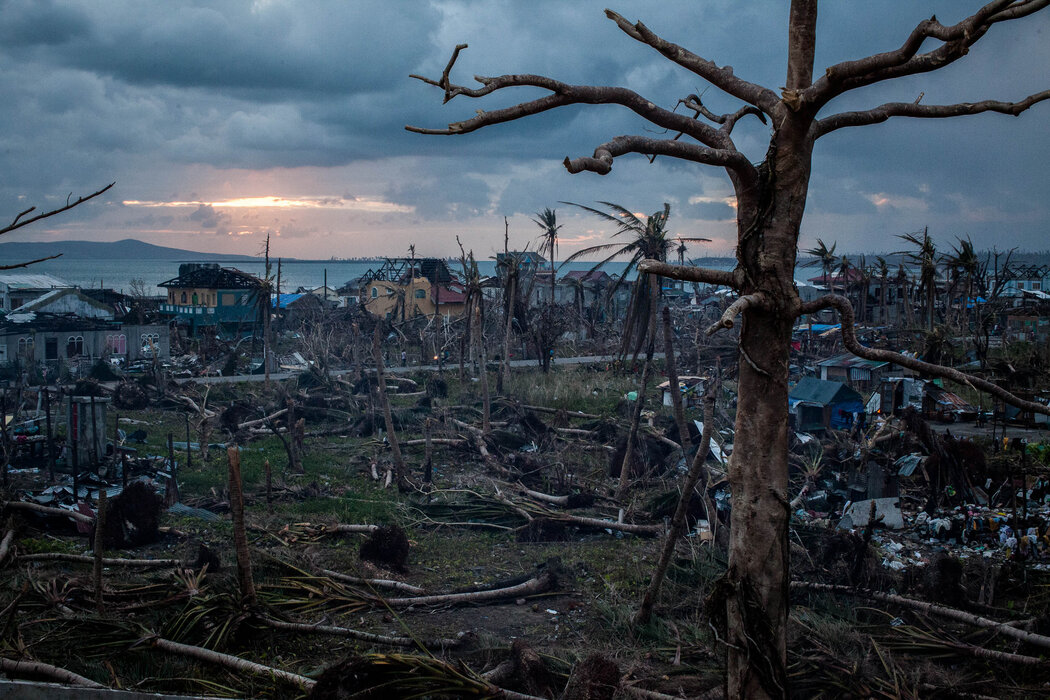 2013年颱風「Yolanda」(又稱「海燕」)過後,菲律賓吉萬市遭受嚴重破壞。