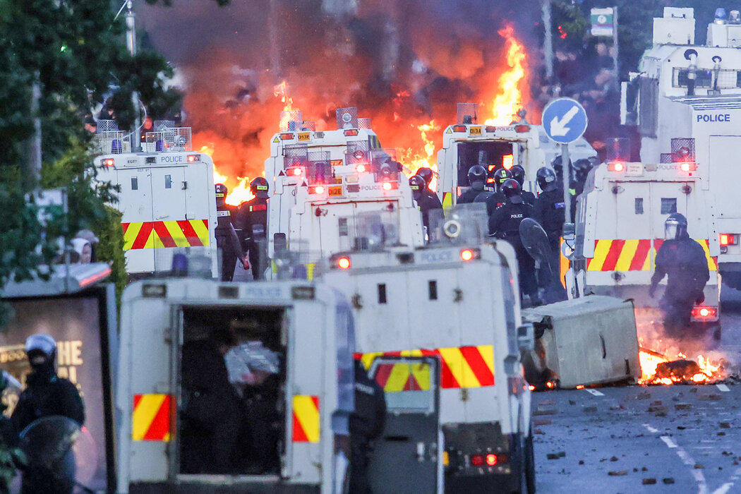 週三在北愛爾蘭貝爾法斯特北部舉行的抗議活動，起因是兩天前發生的一起持刀傷人事件。