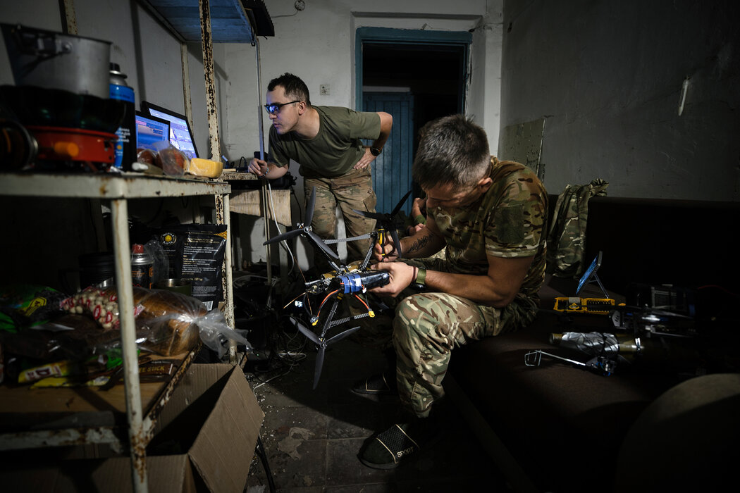 2024年,烏克蘭托列茨克附近,一名烏克蘭士兵正在為一架武裝無人機做準備。無人機改變了戰爭形態,迫使士兵轉入地下深處,並限制了前線周邊數英里範圍內的行動。