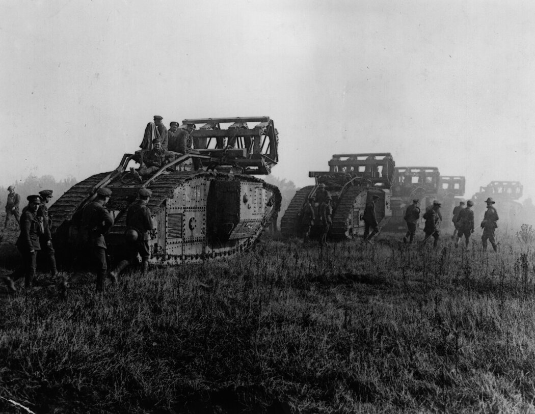 1918年,百日攻勢期間的英國坦克。坦克是第一次世界大戰中的重大技術突破之一。