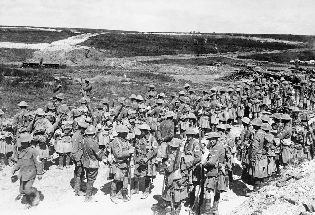 1916年,索姆河戰役期間,法國博蒙阿梅爾附近的英國士兵。