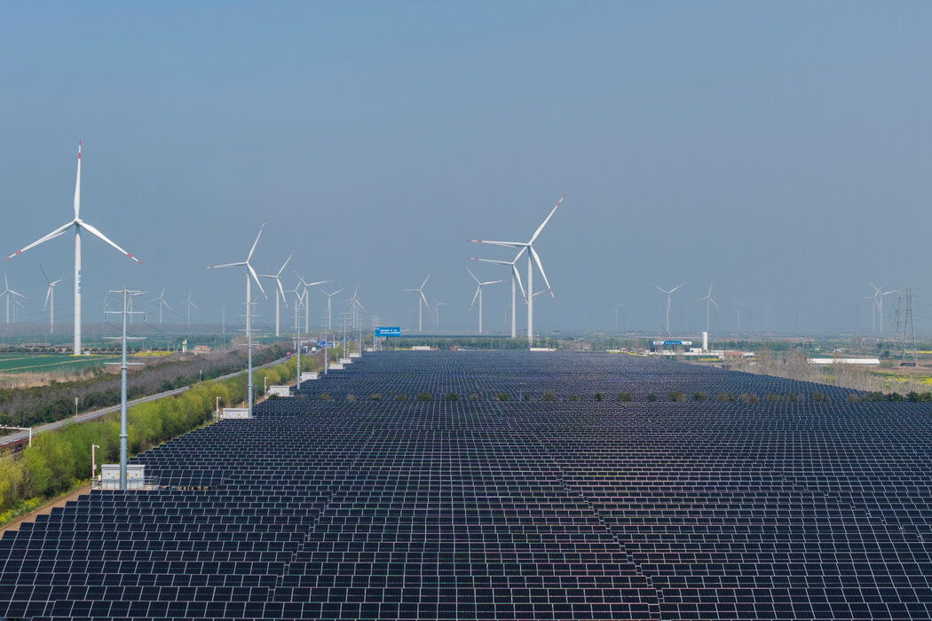 鹽城的風力發電機和太陽能電池板。中國運營的風能和太陽能裝機容量約為世界其他地區總和的兩倍。