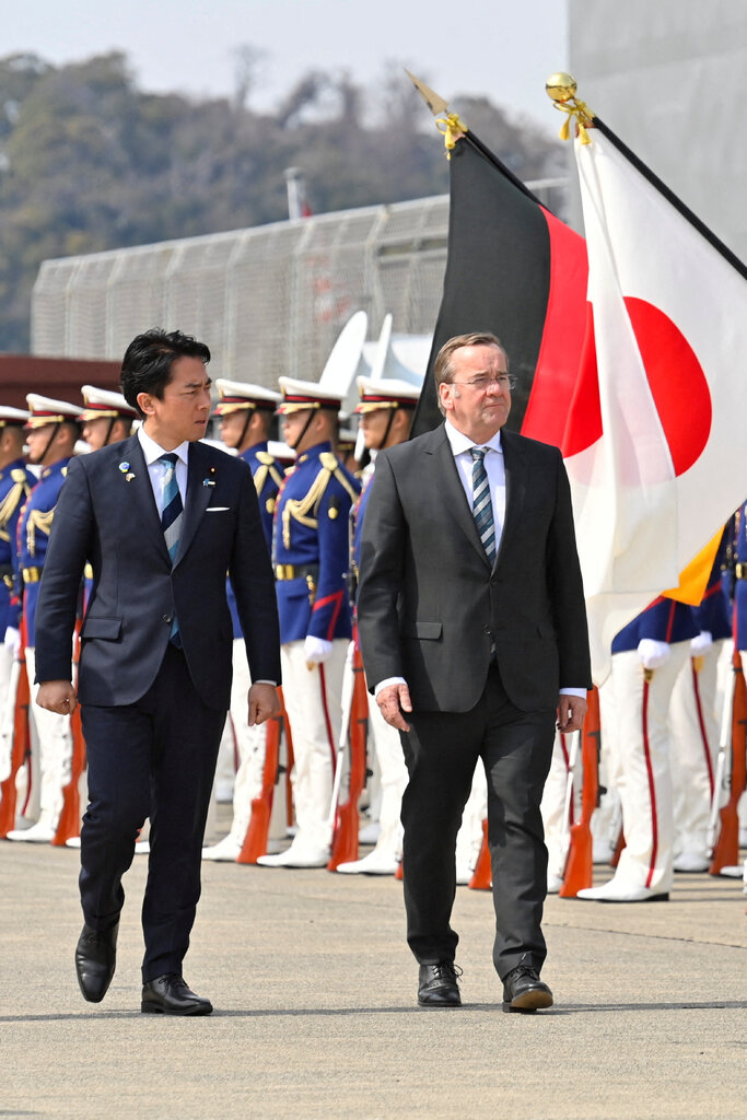 3月，日本防衛大臣小泉進次郎與德國國防部長鮑里斯·皮斯托裡烏斯在日本橫須賀的一個海軍基地。兩國一直在擴充各自的軍事力量。