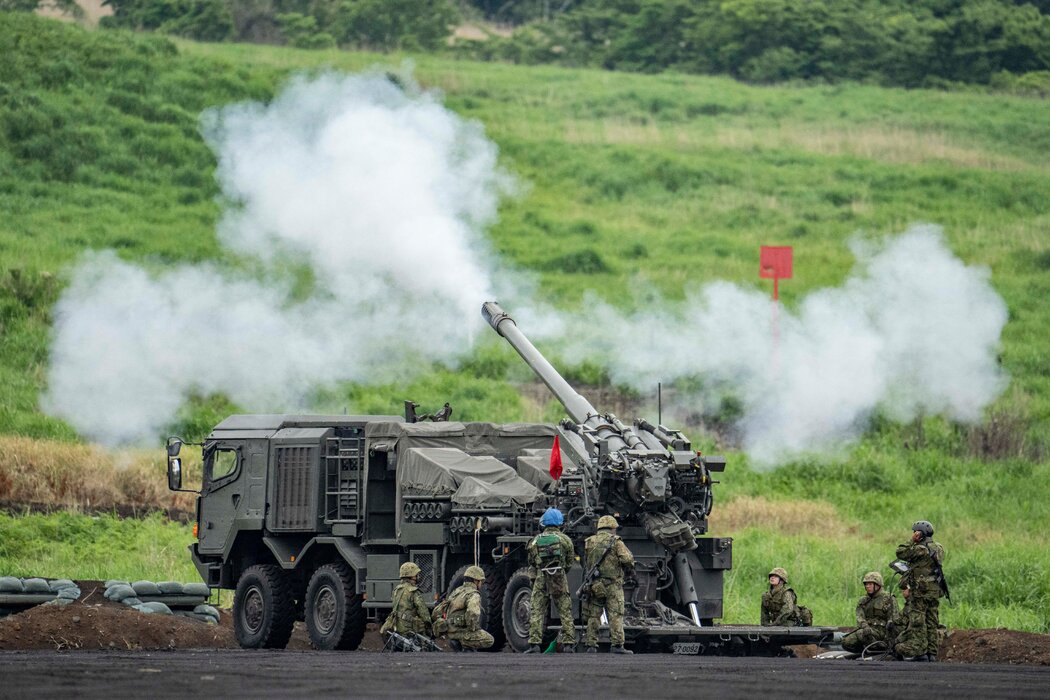 日本陸上自衛隊成員本月在御殿場參加一場軍事演習。