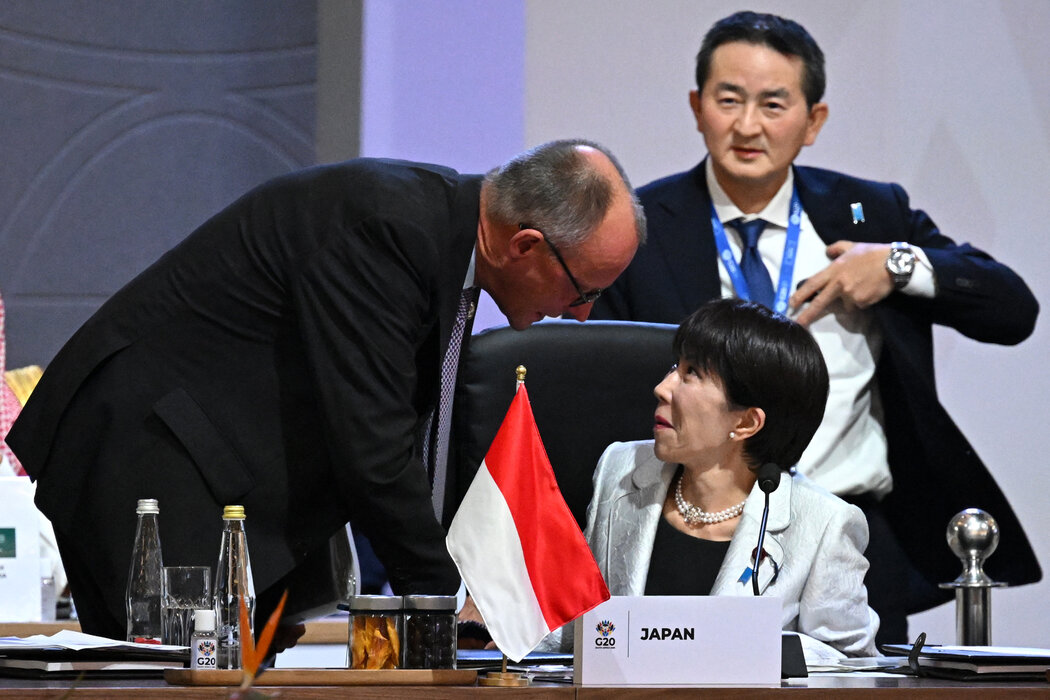 去年11月,德國總理弗里德裡希·默茨與日本首相高市早苗在約翰尼斯堡舉行的二十國集團峰會上。兩位任職不久的領導人都有較強的防務危機意識。