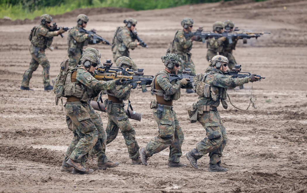 德國士兵上週在明斯特訓練。第二次世界大戰後,反軍國主義運動在德國和日本得勢,但兩國的觀點近期發生了轉變。