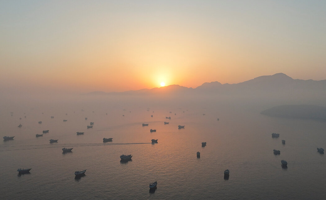 許多船隻滯留在霍爾木茲海峽。