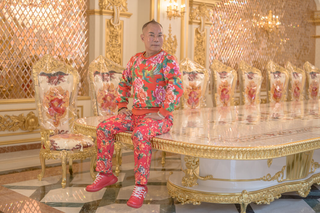 胡漢龑在辦公室裡。他的公司曾參與建設台灣一些最重要的晶片工廠。