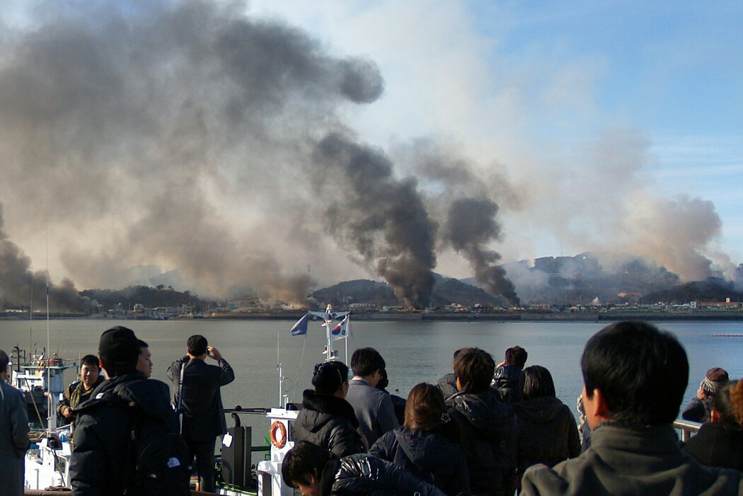 2010年，朝鮮向韓國延坪島發射炮彈，雙方發生交火，造成兩人死亡。