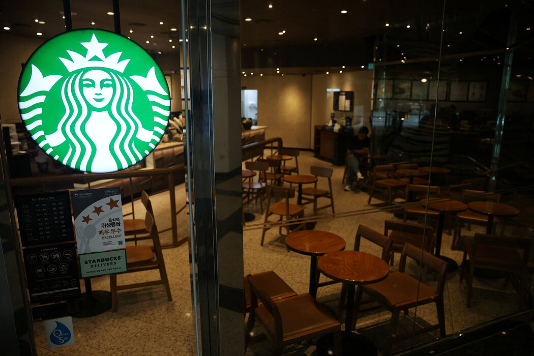 上個月，首爾一家星巴克門店。