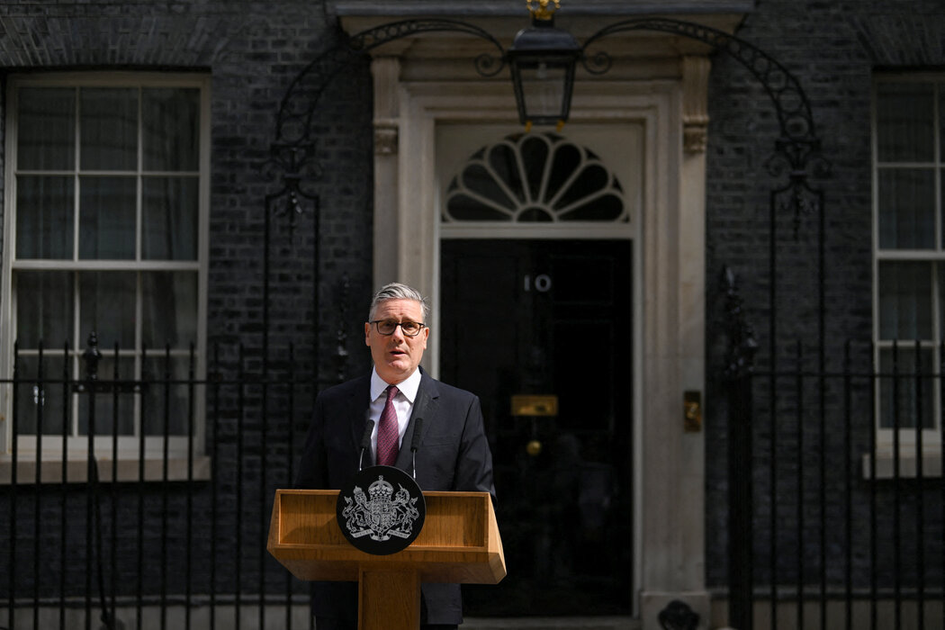 週一，英國首相斯塔默在唐寧街10號外發表講話。