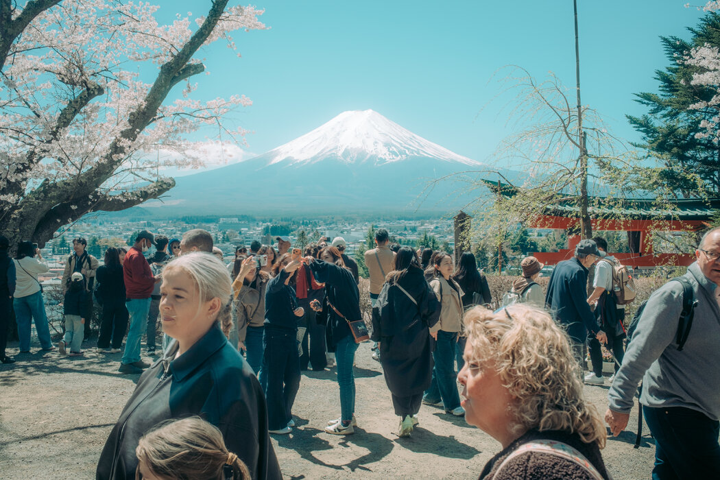 今年早些時候，日本富士山登山起點處的遊客。