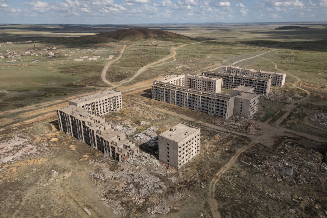 蘇聯時代為工人村建造的預製建築外殼，這裡如今已成為一座未完工的鬼城，佇立在哈薩克草原的鎢礦床之間。