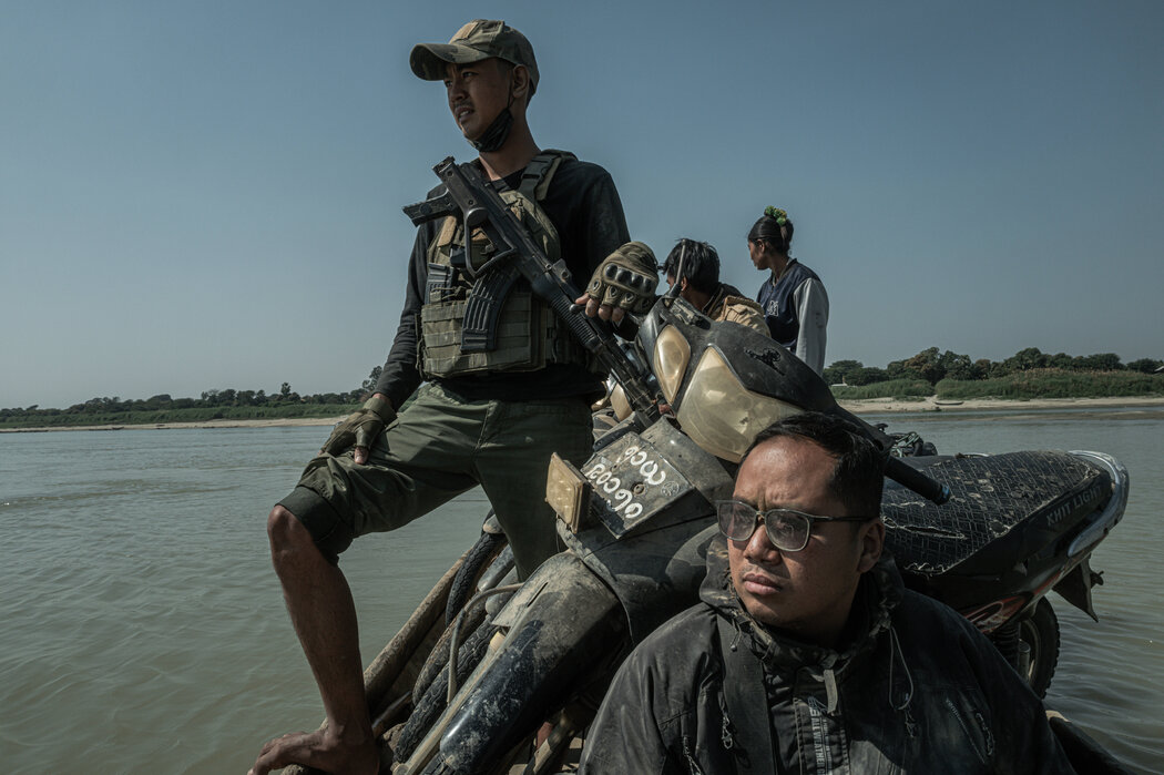 能能醫生和其他反抗軍士兵在阿尼亞的一個渡河口。由於反抗軍試圖避開軍方陣地,過去只需幾個小時的行程現在需要幾天時間。