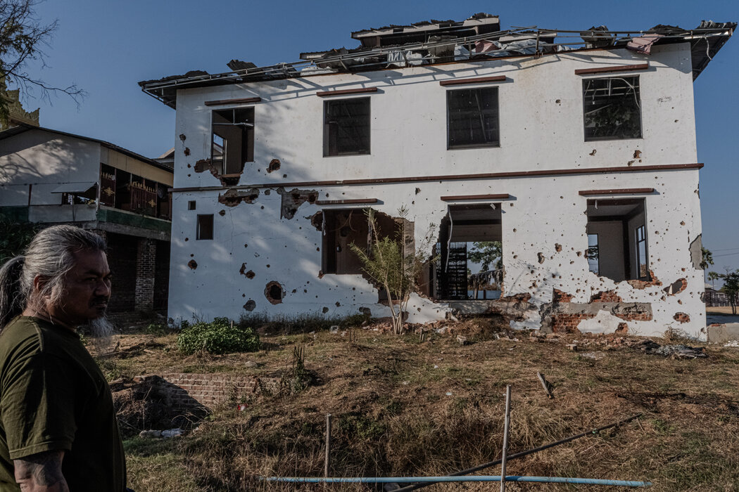 反抗軍控制區內,一座靠近寺廟的建築被緬甸軍方的空襲擊中。