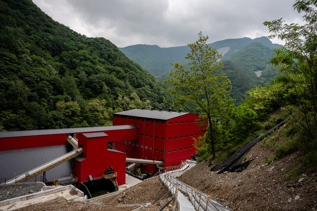 上東礦山的加工廠。