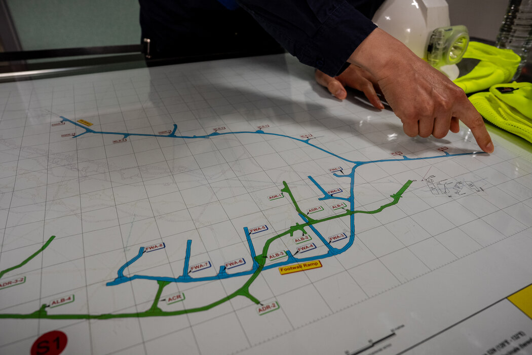 一張顯示上東龐大礦道網路的地圖,其運營商阿爾蒙蒂工業公司估計這些礦道需要45年才能開採完畢。