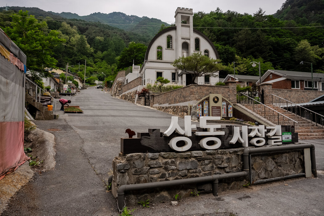 上東的繁榮長期以來與該礦山的效益緊密相連。多年來,當地居民一直期盼著能有公司將它重新投產。