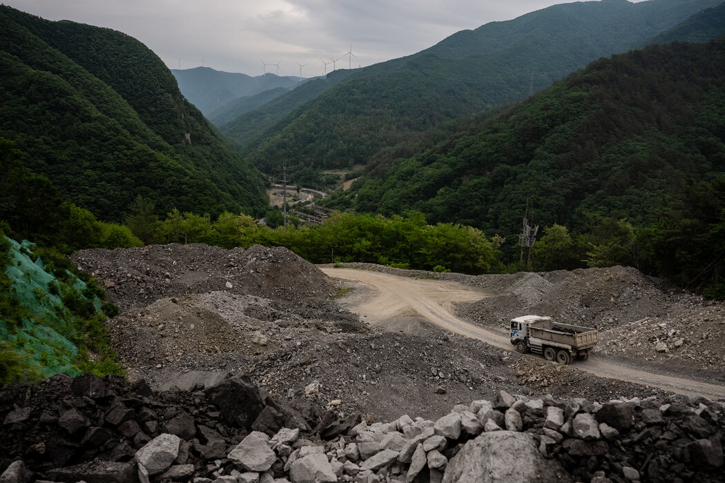 鎢礦石堆場外的一輛卡車。這些礦石會根據每塊岩石中鎢的含量被分類堆放。
