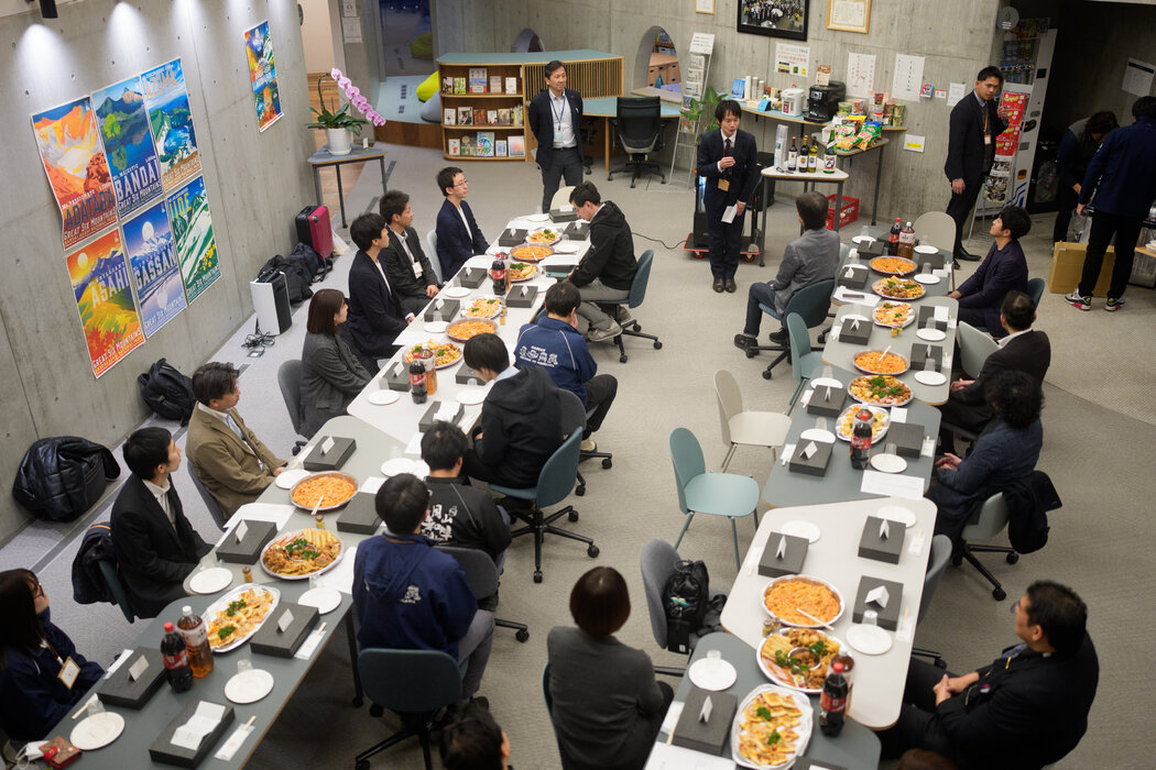 西川町町長菅野大志在某活動上發表講話。他已為「波奇」及其他「智能農業」創新項目爭取到了4萬美元資金。