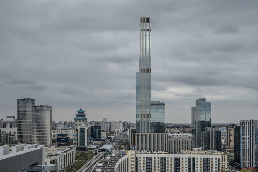 阿布達比廣場在阿斯塔納的天際線中巍然矗立。