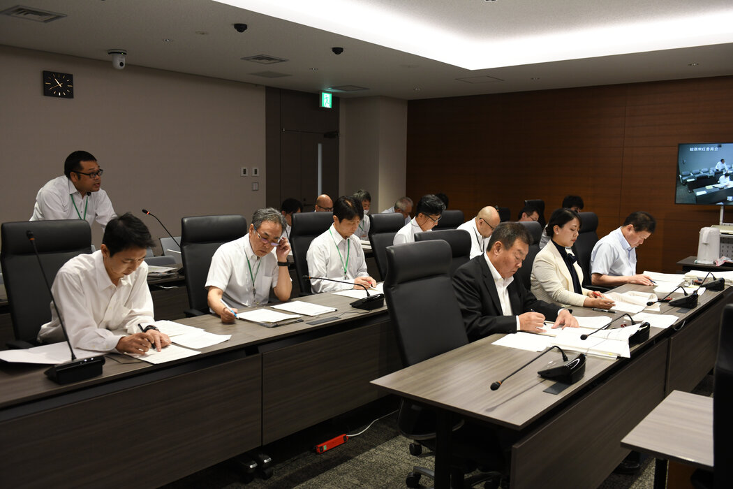 川田坐在八幡市政府的議會廳內。在日本政府中，女性依然鳳毛麟角：截至去年，在日本1720名地方市鎮領導人中，女性佔比不到4%。