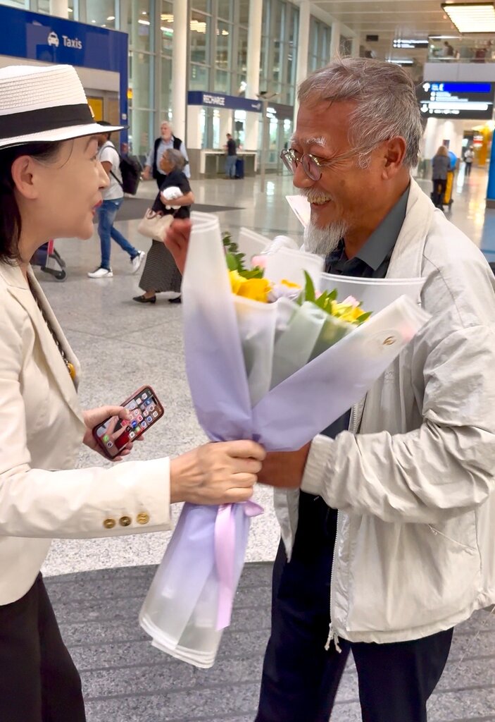 週五，本名臧錫紅的中國活動人士盛雪在多倫多機場迎接董廣平（右）。