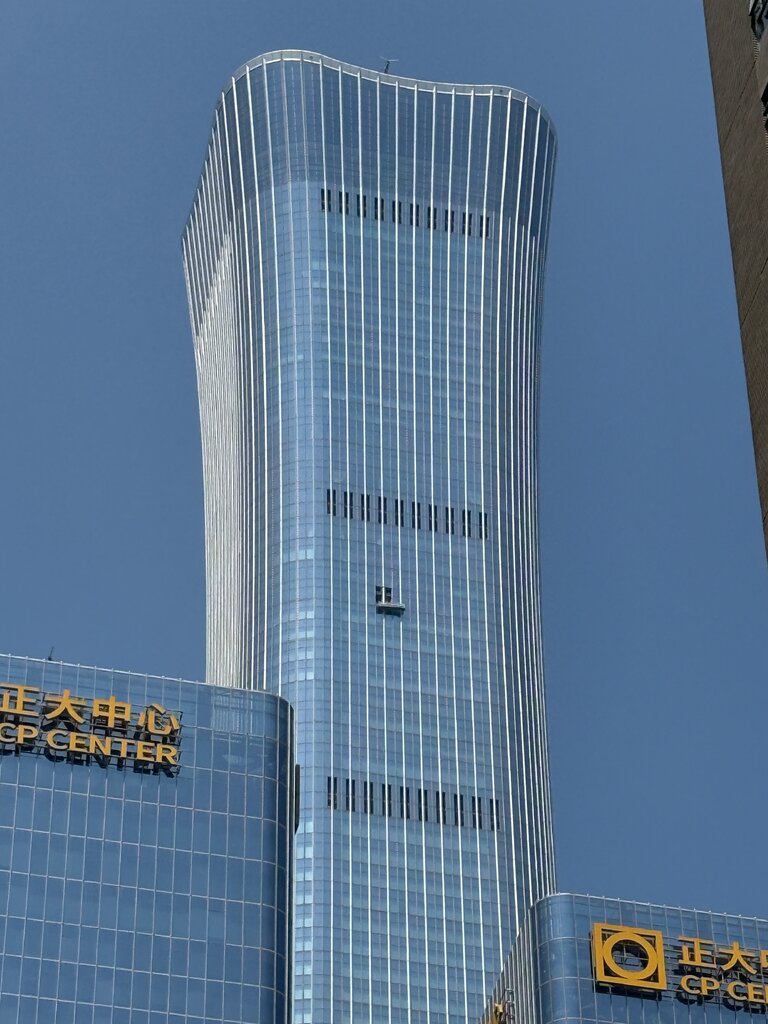 週五發生小型飛機撞擊事件後，北京中信大廈東側幕牆上的破洞在週日上午仍清晰可見。