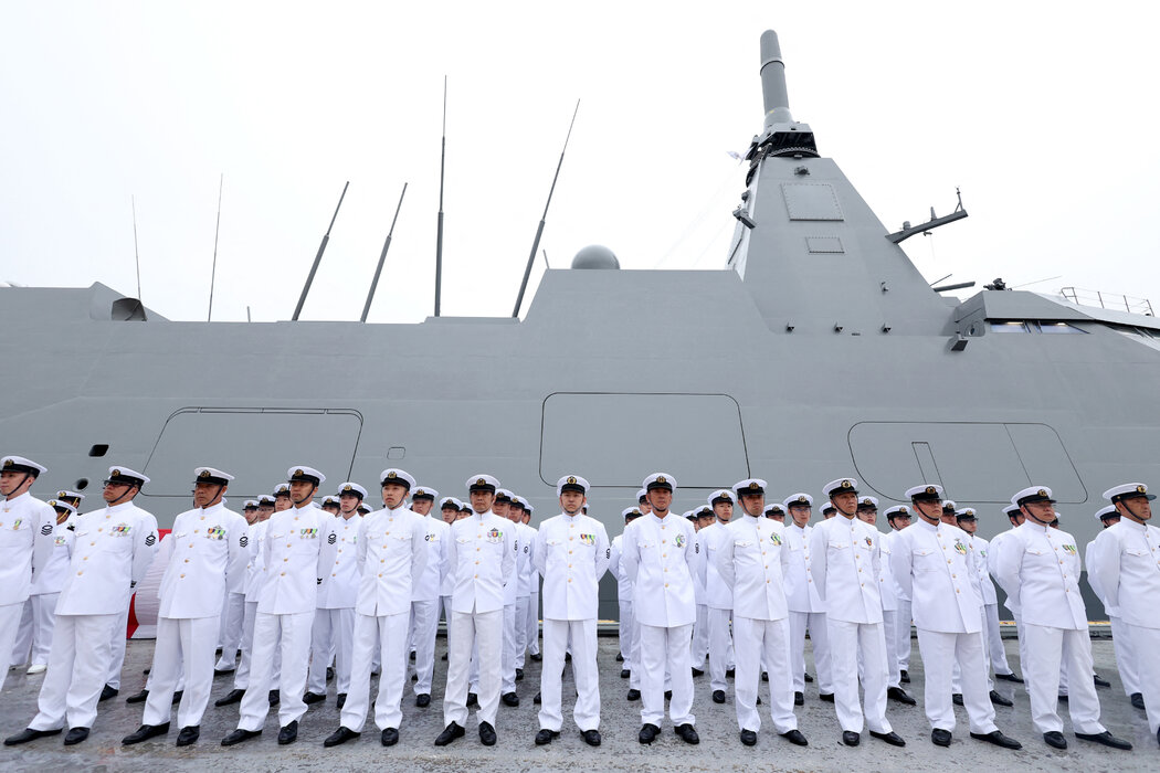 5月,在長崎三菱重工業造船廠,被稱為海上自衛隊的日本海軍成員站在的一艘隱身護衛艦前。