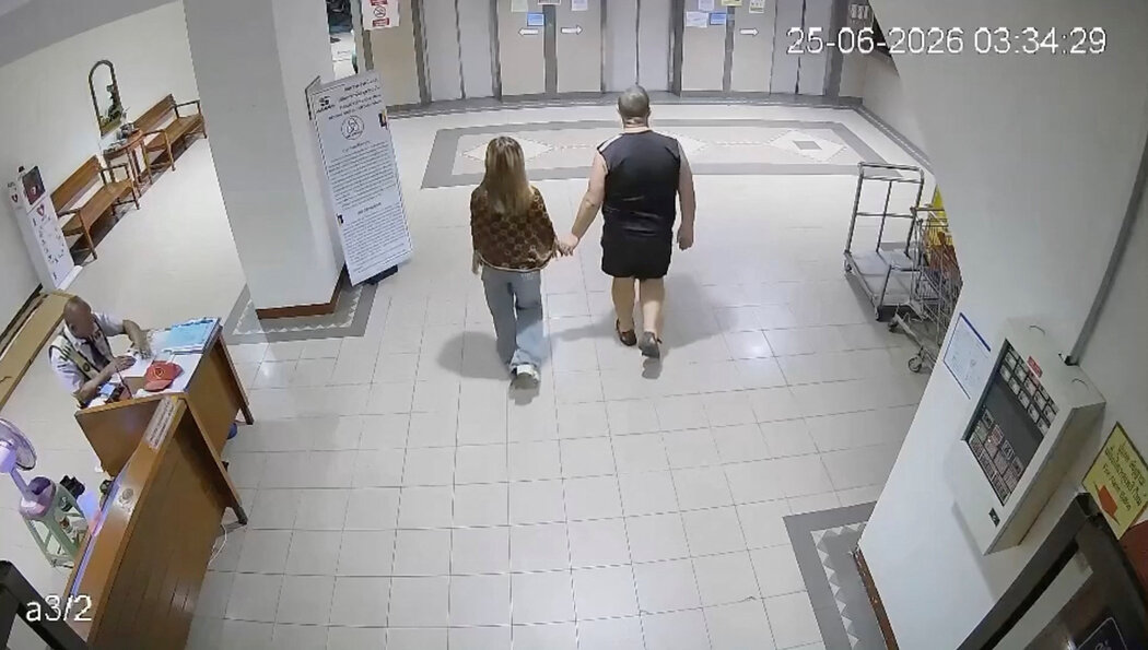 警方公布的監控錄像截圖顯示,上週在芭堤雅,西蒙·彼得·卡曼與一名泰國少女走進了一棟公寓樓。