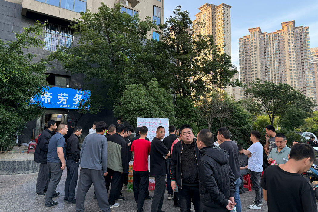 在中國製造業中心崑山，許多人正在尋找零工。隨著中國向自動化轉型，技術水平較低的工人越來越難找到穩定的工作機會。
