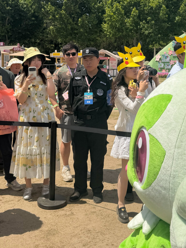 31歲的胡新兵在上海的一場寶可夢嘉年華上擔任保安。由於失去了穩定的工廠工作,胡新兵現在只能依靠每天打零工謀生。