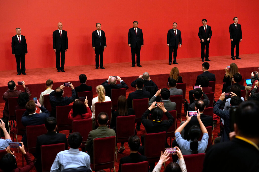 蔡奇(滿頭銀髮、系紅領帶者)於2022年進入中共中央政治局常委會,這是中共權力的最高核心層。現在,預計他將在下一代高層官員的選拔過程中發揮關鍵作用。