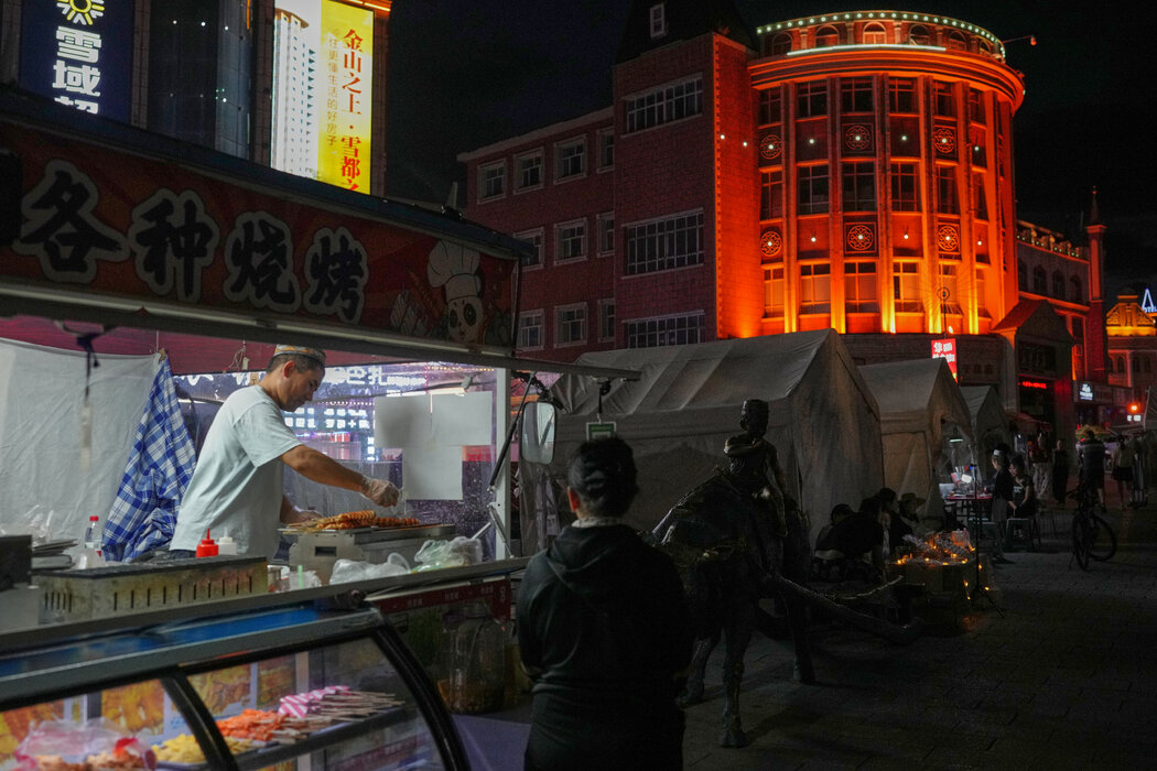 新疆阿勒泰地區的一處夜市。中國一直試圖削弱該地區的文化與宗教遺產,並強行同化其穆斯林少數民族。