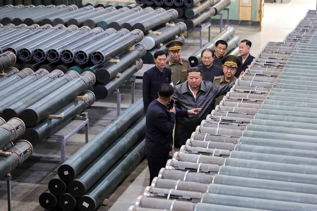 國家媒體發布的一張照片顯示，2025年，金正恩在朝鮮一家軍火工廠。