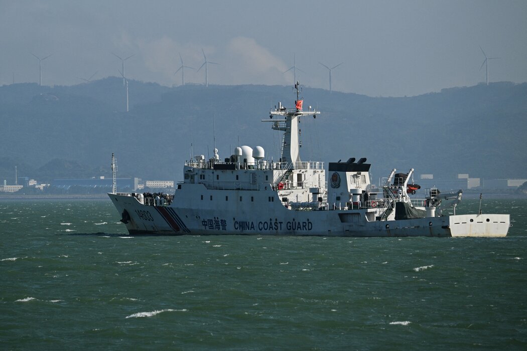 在中國東南部的廈門市海岸附近，可見一艘中國海警船。迄今為止，中國海警在台灣周邊的巡邏主要集中在台灣與大陸之間的海峽。