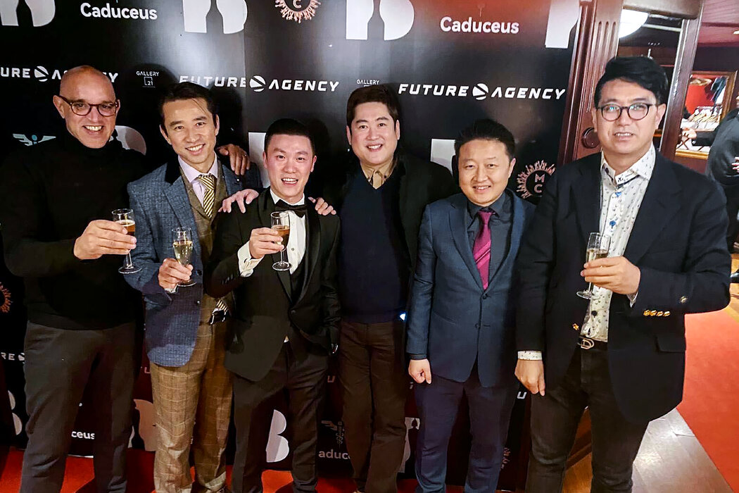 周谷仁(左起第三位)與來自新加坡的加密貨幣投資者安德·徐(最右)一同出席了2022年英國音樂獎的慶功派對,該活動由他們共同創立的公司卡杜塞斯贊助。