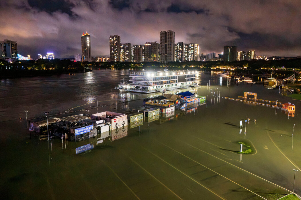 週一，廣西南寧邕江碼頭附近因暴雨洪澇被淹的河岸。