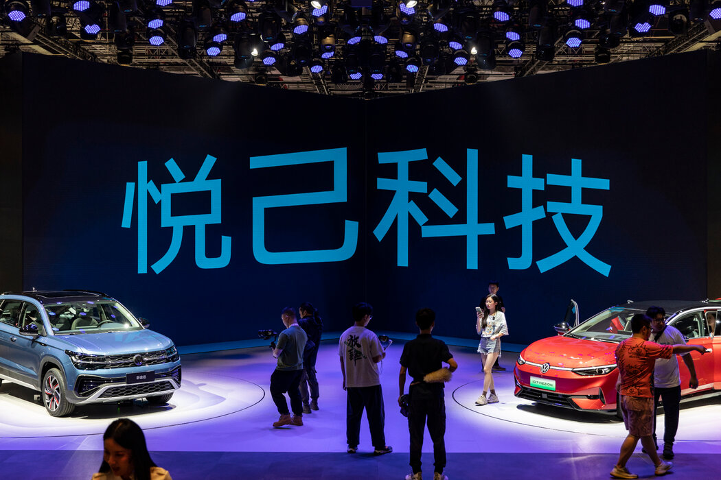 上海車展上的大眾汽車展台。多年來，中國市場為這家德國車企貢獻了至少半數利潤。